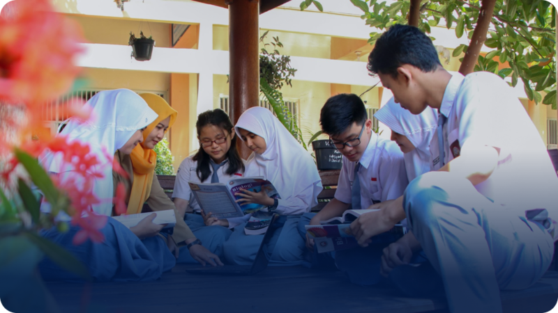 Siswa dan guru berdiskusi di lingkungan sekolah